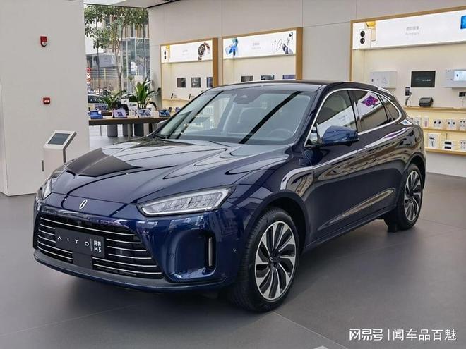 全新AITO问界M5展车到店，造型酷似保时捷卡宴，首搭鸿蒙车机系统