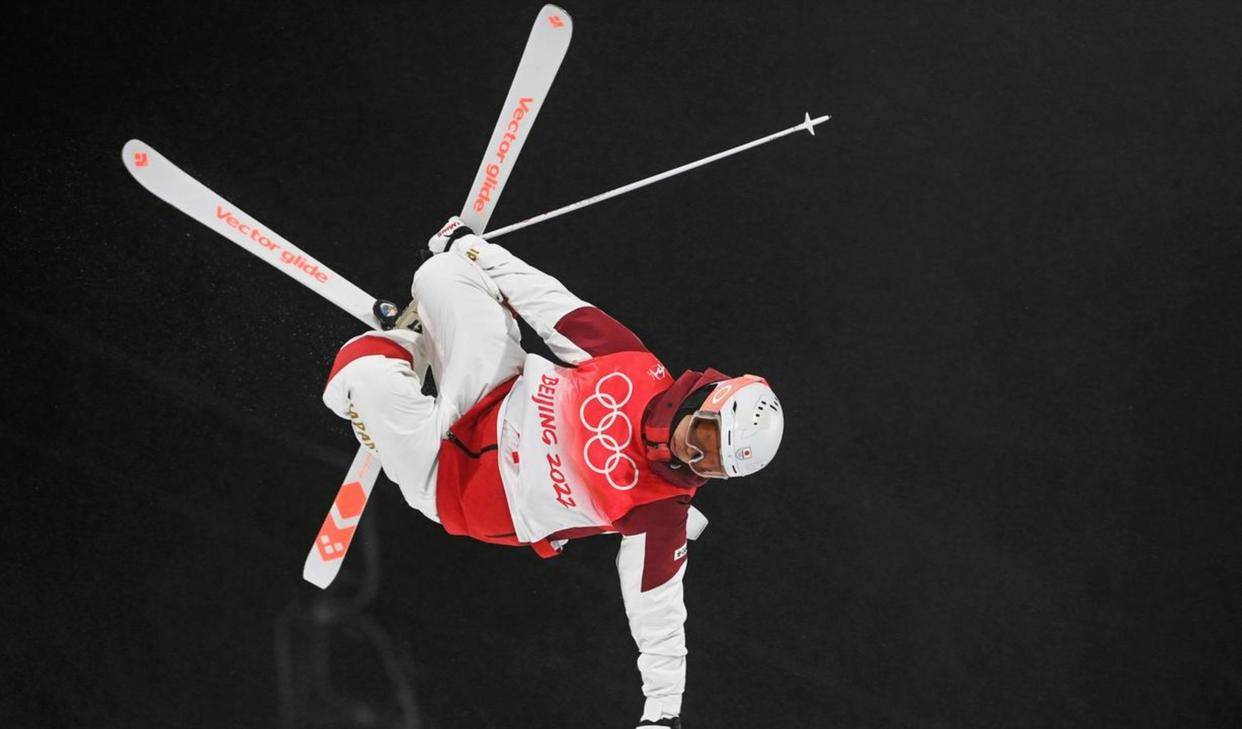 起跳那么多次，命运只认他这一次，雪场最冷时10岁苏翊鸣手指冻紫还被问作业写没写完