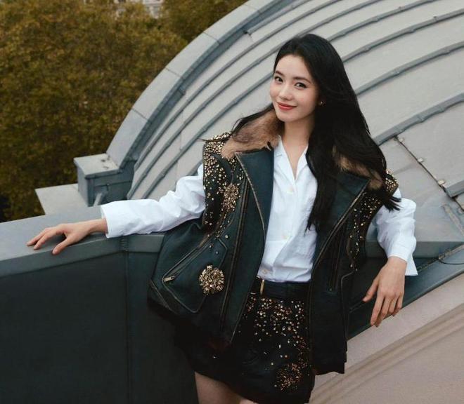 刘浩存彻底释放少妇风采，黑色金星短裙搭配白色衬衣魅力十足！