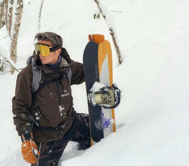 谢霆锋与儿子坐直升机滑雪,17岁谢振轩又痞又帅酷似爸爸|王菲_订阅