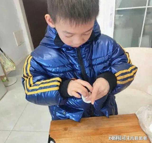 黄晓明带儿子和妈妈包饺子!摘了假发套发量堪忧