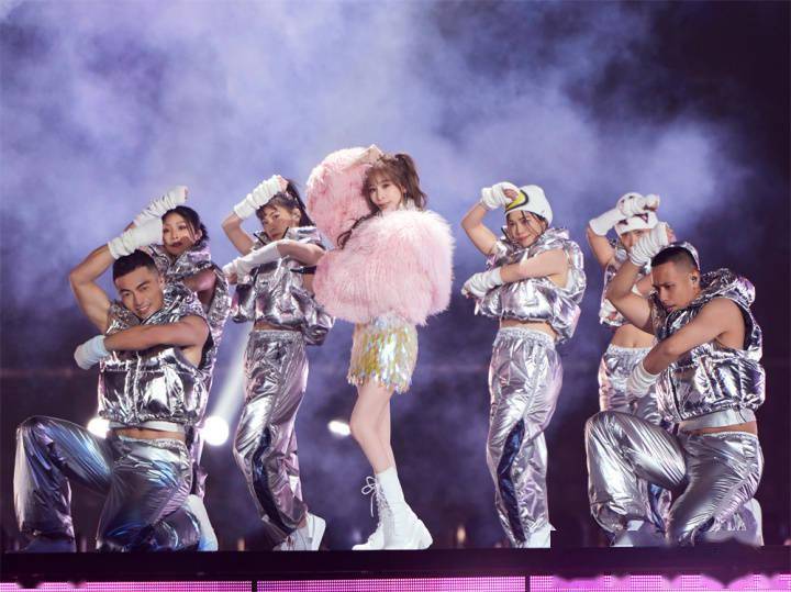 王心凌新年零点跨年开唱,送出2024第一份甜蜜