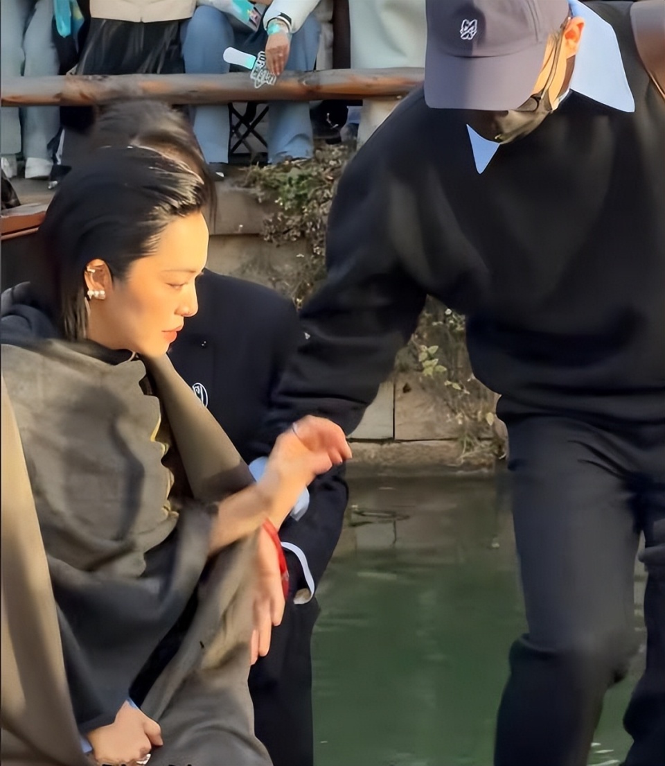 姚晨官宣离婚后首现身，与胡一天云旗同框看秀状态好，梳大背头气场十足