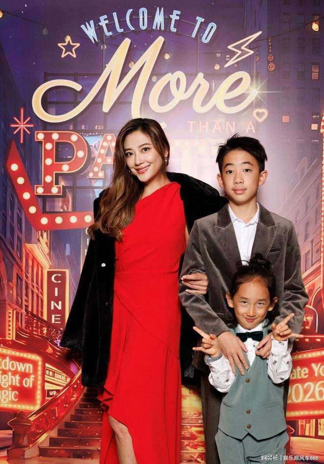 应采儿晒母子近照，知道Hoho长得像谁了，原来陈小春背锅了！