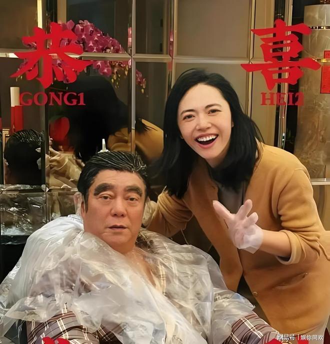 姚晨给父亲姚辉岩染发的一幕，父女俩同框倍感温馨