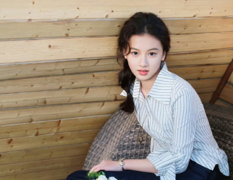 15 岁素人七七婉拒于正后火速出道，签约进组S +剧，未成年从艺引热议