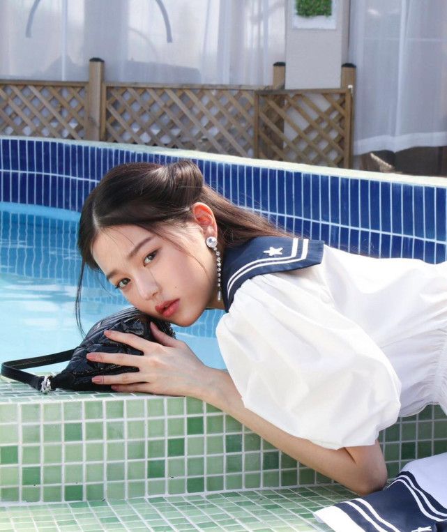 张元英杨超越穿“同款水手服”，一个甜美一个冷酷，两位妹妹很美