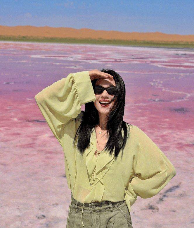 45岁高圆圆新剪了过肩发型年轻10岁，穿一身粉色，美得像换了个人