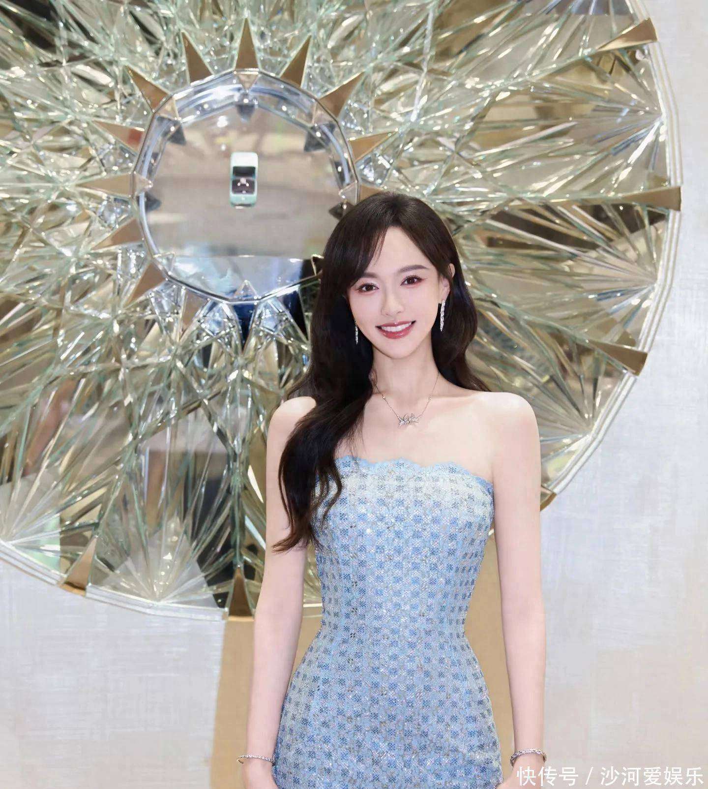 唐嫣现身上海前滩太古里！蒂芙尼蓝裙造型美翻全场