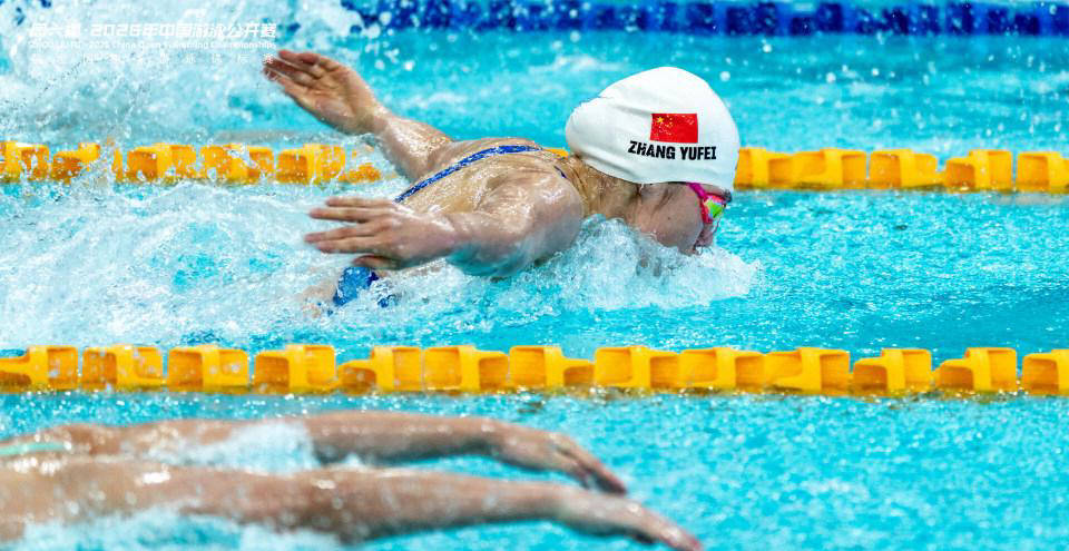 游泳公开赛精彩纷呈：张雨霏100蝶勇夺铜牌，小沃尔什刷新亚洲纪录摘金