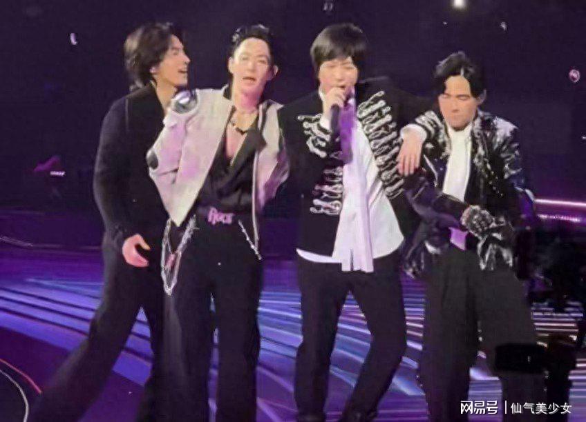 F4演唱会现场尴尬，阿信救场遭粉丝不满，观众吐槽情怀变味