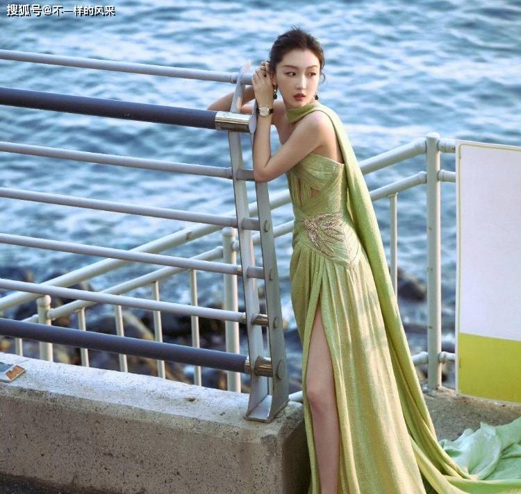 周冬雨不愧是一代影后，身穿翠绿色薄纱连衣裙魅力无双!_造型_时尚_身材