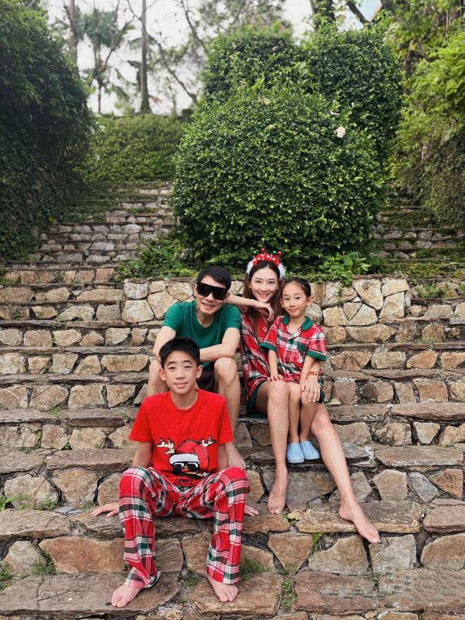 应采儿晒圣诞照，5岁儿子扎小辫被认成闺女，俩娃长得都像陈小春