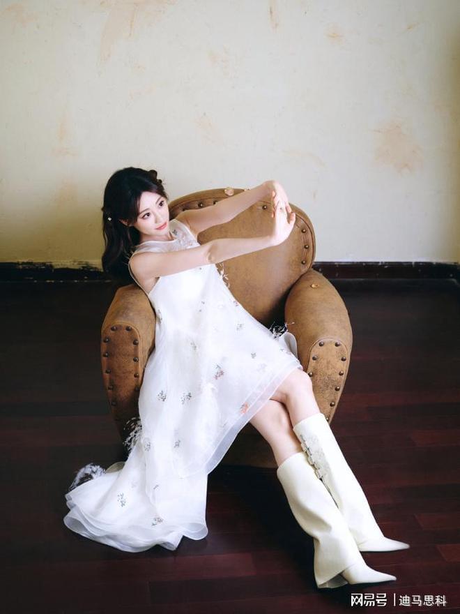 祝绪丹白色穿搭