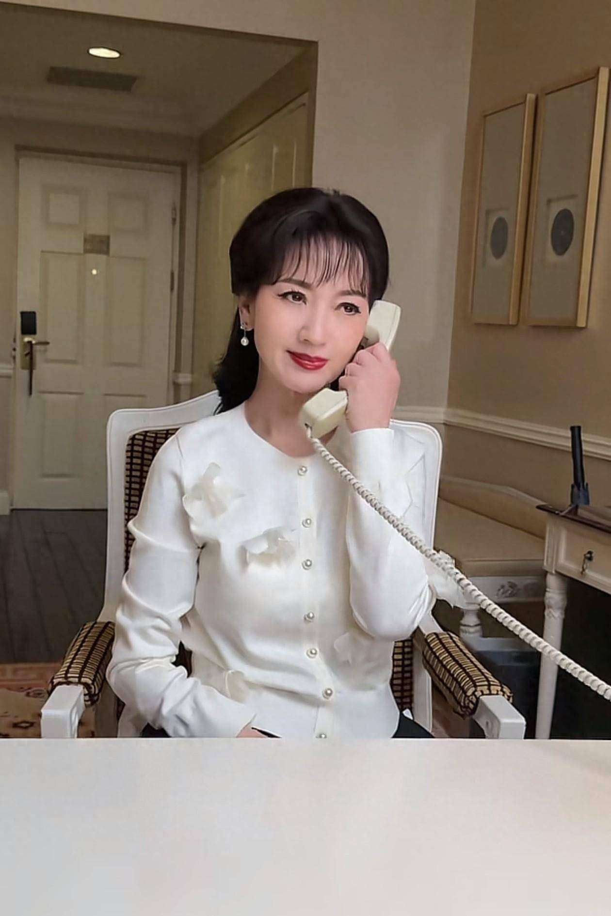 72岁赵雅芝穿白色小衫，和儿子儿媳一起跳撒娇舞！三人笑得好开心