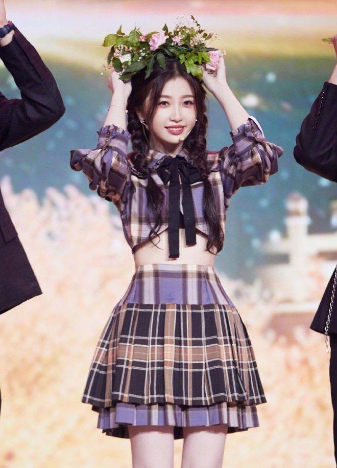 《苍兰诀》不说再见!虞书欣王鹤棣对镜自拍 网友:配一脸!_订阅