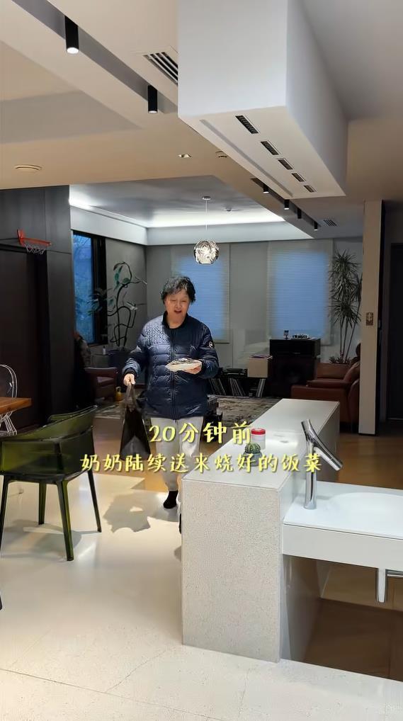 50岁梅婷晒与公婆居家日常，婆婆拎着六个菜和50个馄饨上门，不用儿媳下厨
