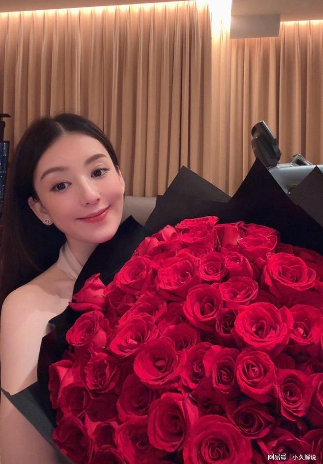 方媛孕晚期备待产包！和闺蜜女儿出行开行比耶，抱女儿不偏心三胎