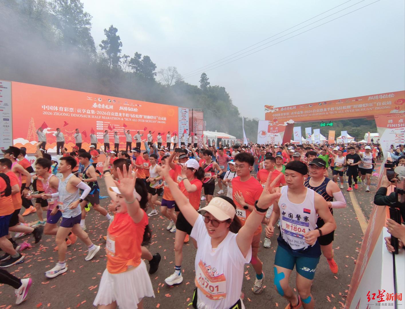 吴艳妮担任赛事推荐官！2026自贡恐龙半程马拉松开跑，6000跑友参赛
