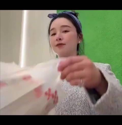 阚清子产后复出晒近照，四肢纤细腰腹平坦