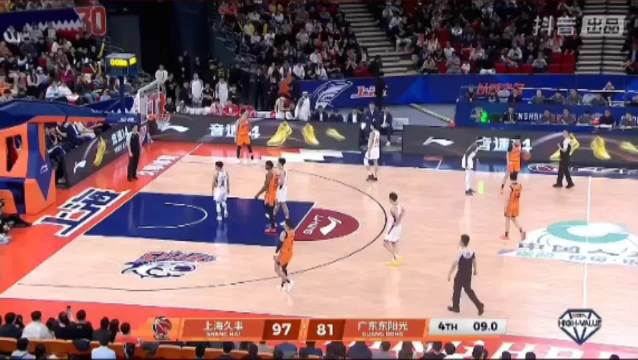 广东男篮客场再次大比分输给上海男篮，不过杜峰赛后表情很轻松