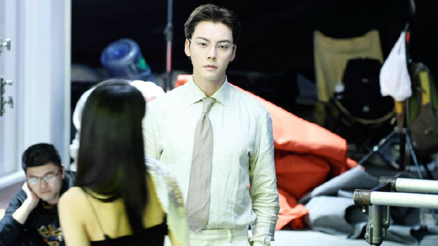 陈伟霆戏中和第三任女友初见，觉得她戴的丝巾很眼熟，从而注意到她，新剧路透