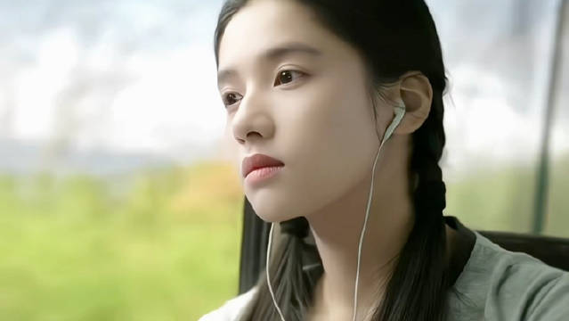 张婧仪素颜女神，这脸一看就很有故事感！