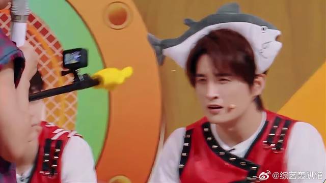 本以为题目很简单，没想到只是演示规则，笑不活了！