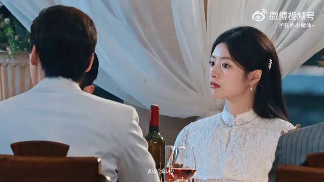 丞磊徐若晗捧花转场眼神压迫感十足