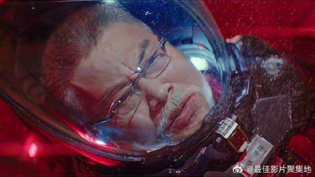 救援队送火石上楼 刘启一把拦住，咬牙切齿：先上人！