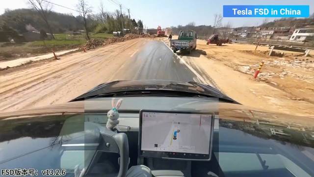 特斯拉FSD在中国无标记的泥土施工道路上的表现