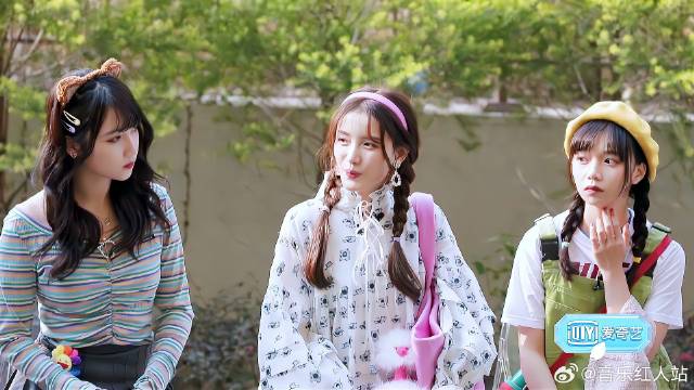 虞书欣出场太耀眼了，这身穿搭真是理解不了，简直太奇葩！