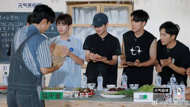 赵小童传授烧烤技巧，给鹭卓都看呆了，真是学到了！