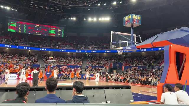 徐杰绕场输出上海球迷