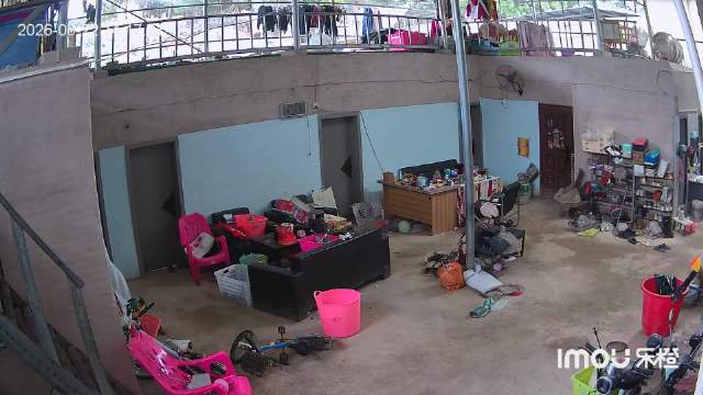 贵州老人提刀救被疯狗咬伤小孩，用刀背砸晕狗