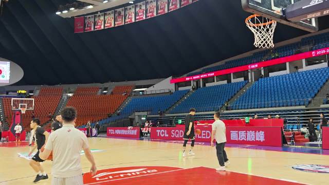 视频一般来不及拍，但是碰上伦伦，你甭管郭艾伦还是周杰伦，值得来上一段