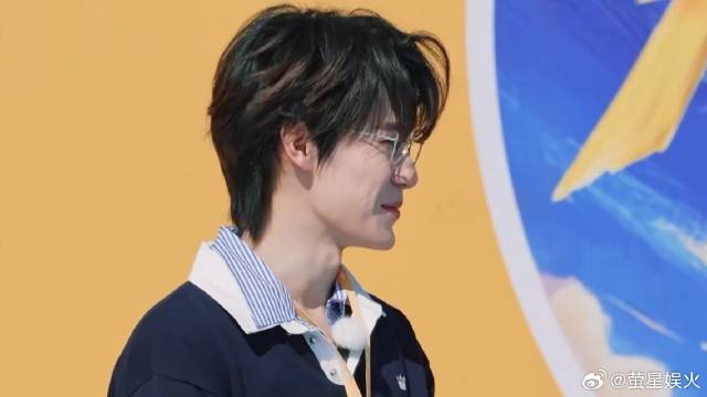 张真源男友力爆棚 直言自己最满意腹肌，赢麻了！