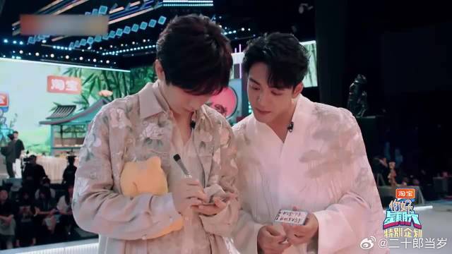 成毅太实诚了，写了满满一页祝福语，逗乐众人