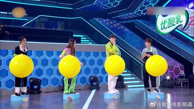 张真源太幸运了，别人的气球都炸了，只有他逃过一劫