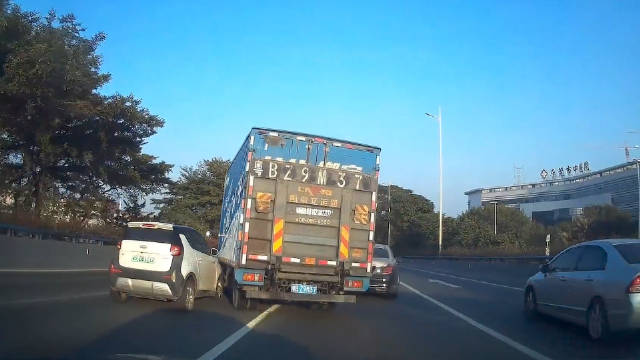 大货车的危险瞬间，这也太可怕了，安全出行请一定要远离大货车！