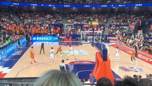 上海球迷今晚一直在喊“徐杰晚安”，徐杰应该非常后悔当初那么嚣张了