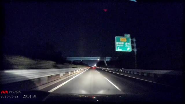 文临高速现逆行车,视频车减速避让