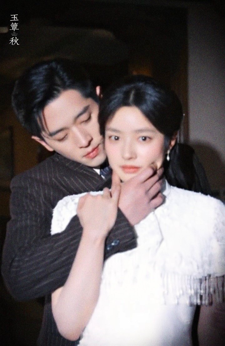 丞磊徐若晗捧花转场，怎么有种找到猎物，威胁不让再逃跑的感觉！掐脸好带感 ·