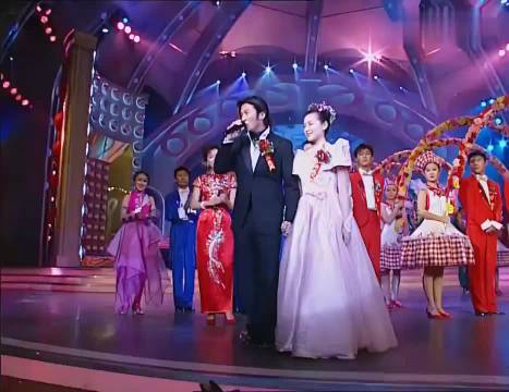 春晚经典瞬间引回忆，观众曾误以为演员真结婚