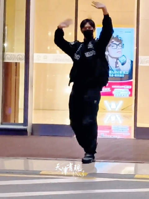 李现3月22日晚现身北京机场，与粉丝热情互动