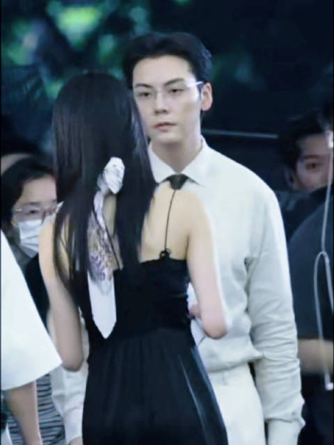 谁能凭爱意要富士山私有_ 陈伟霆王志诚