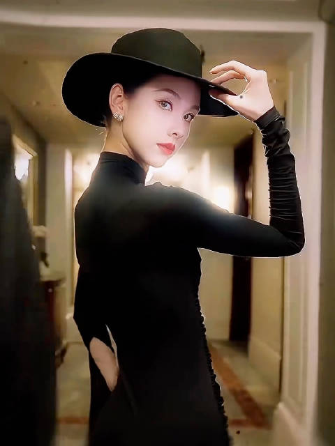 陈都灵全黑造型演绎严厉母亲