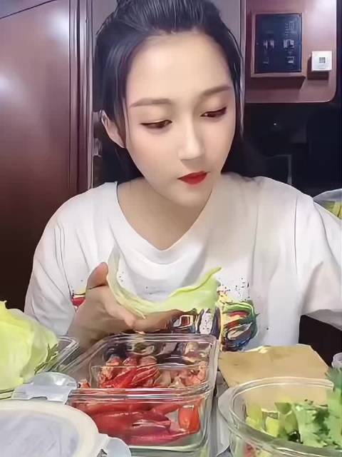 “关晓彤剧组吃饭，生菜可以包一切！减脂期吃这个营养美味！”