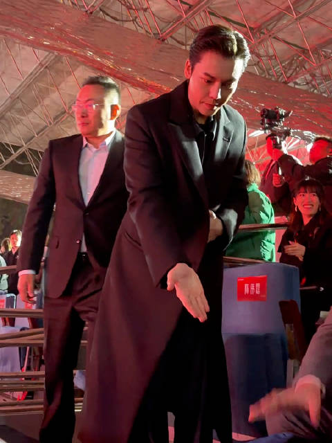 作为嘉宾上台颁奖非常绅士有礼貌，杭州活动内场直拍