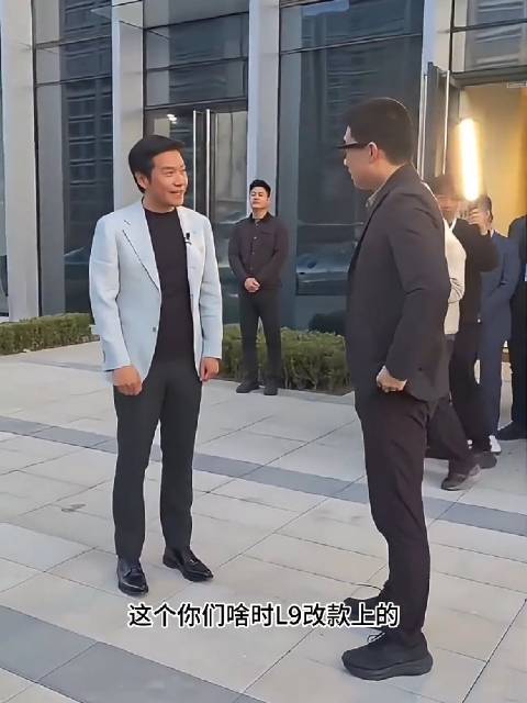 李想穿西装出席小米SU7发布会，雷军亲自迎接